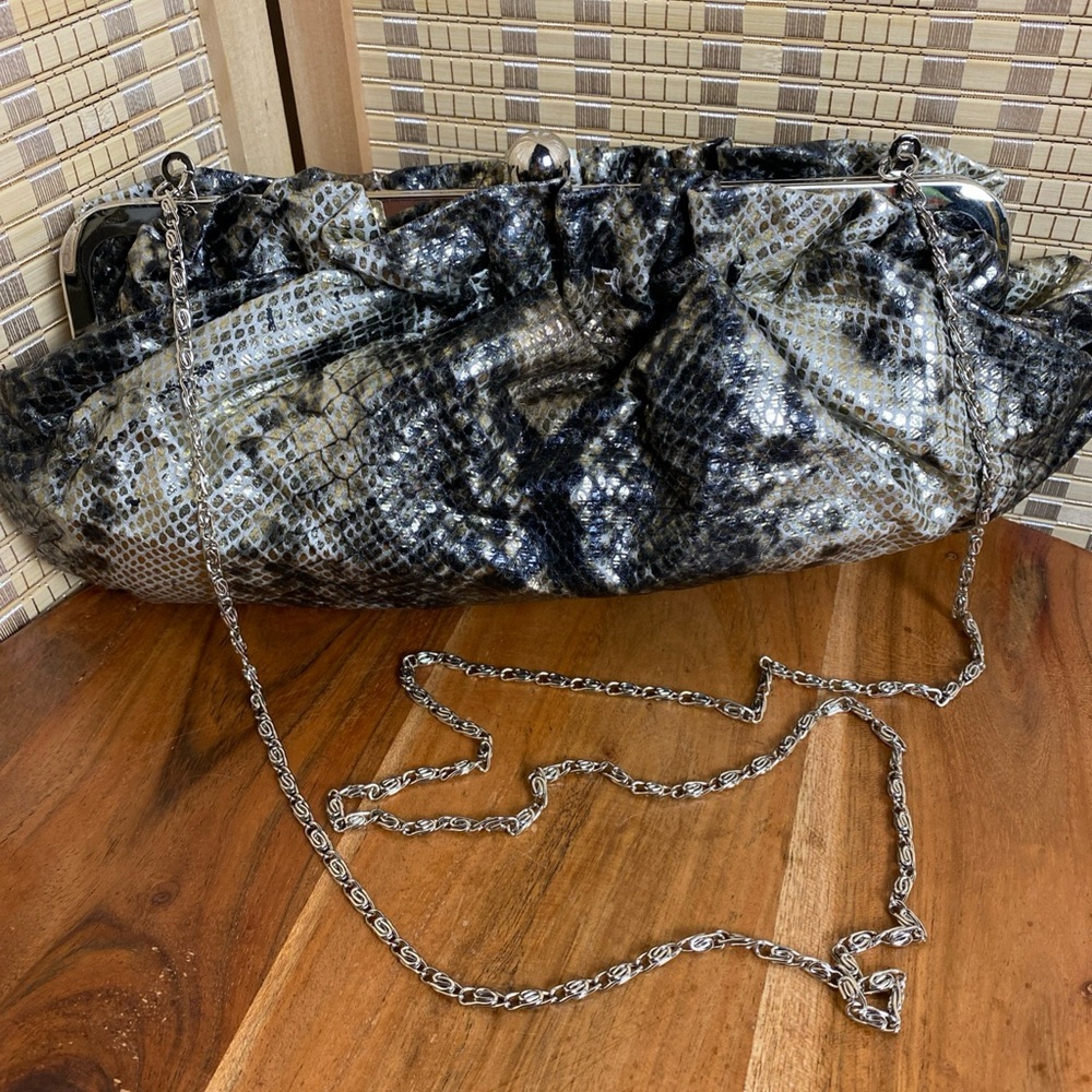 🔶Metallic Python Print Clutch Purse With Silver Tone Chain Strap